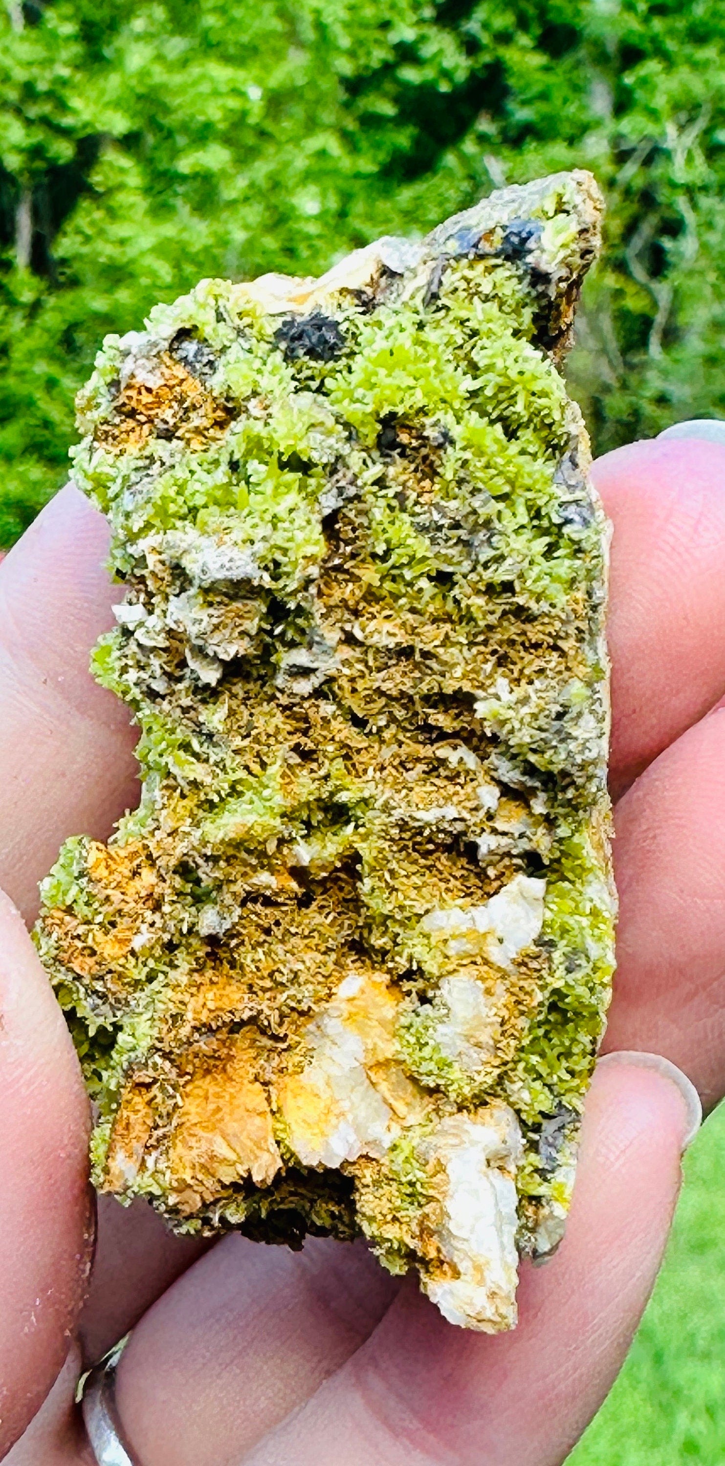 Very Sparkly Bright Green Pyromorphite Specimens / boitroyd or flower like formation