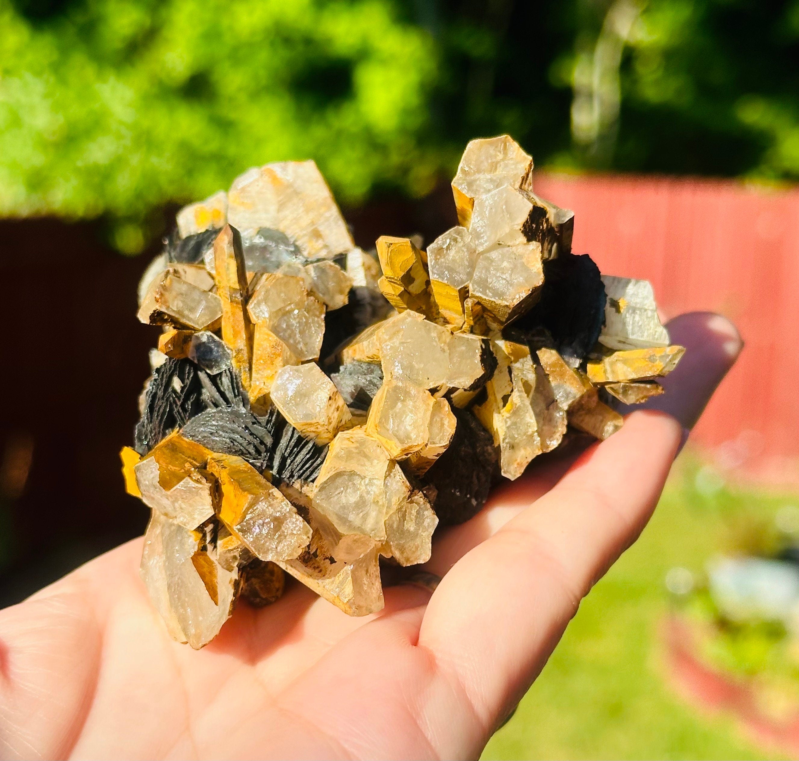 334 Grams Self standing Yellow Quartz with Specular Hematite