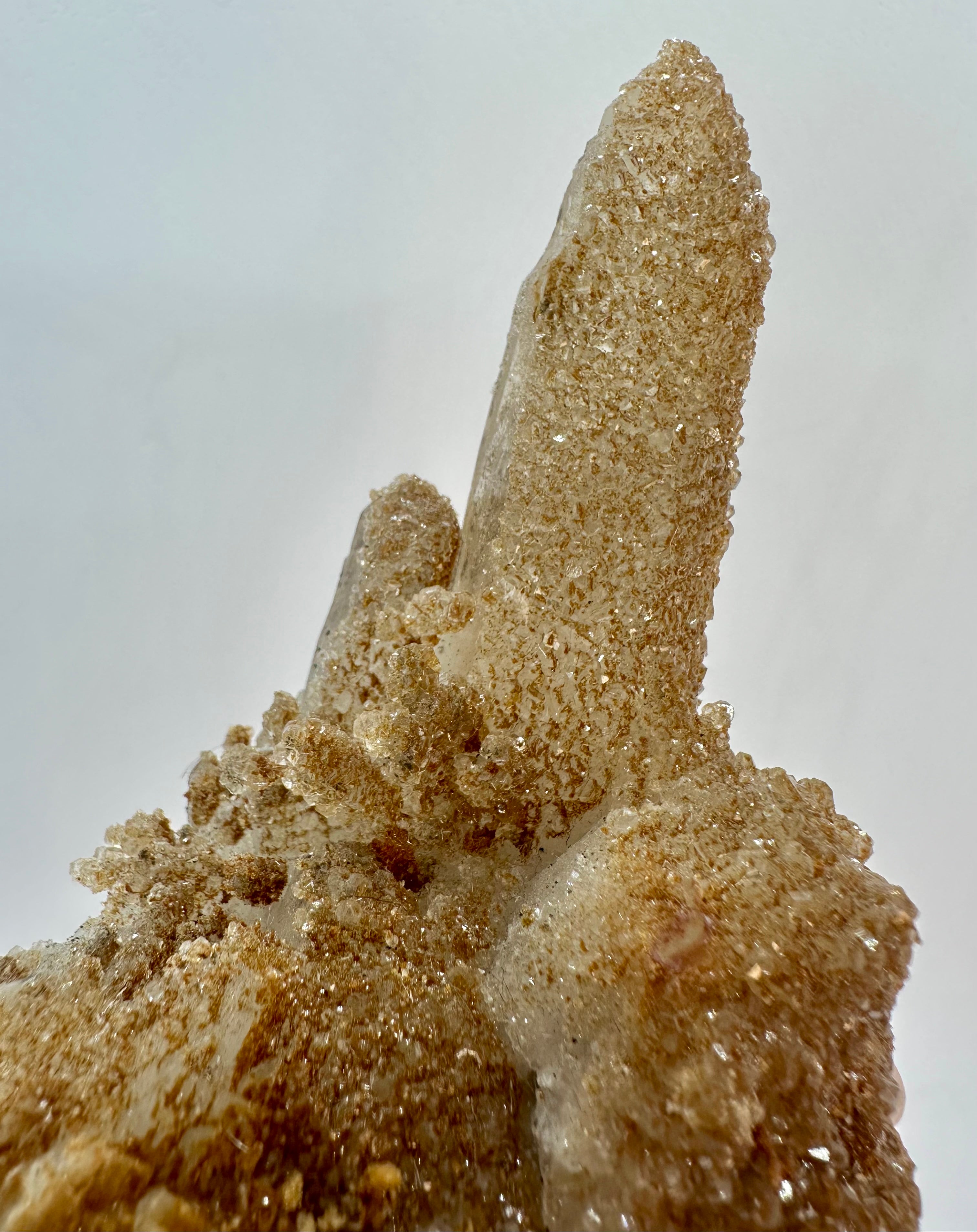 Recent Discovered Tan Micro‑Apophyllite Encrusting Quartz — Fengjiashan Mine, Hubei, China