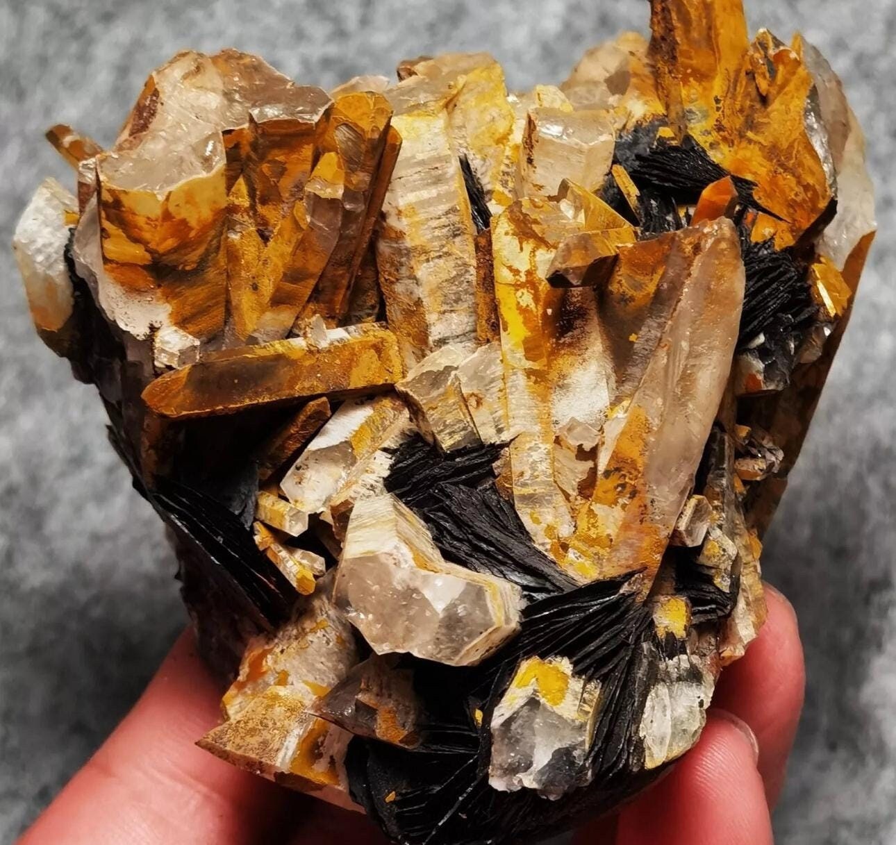 334 Grams Self standing Yellow Quartz with Specular Hematite