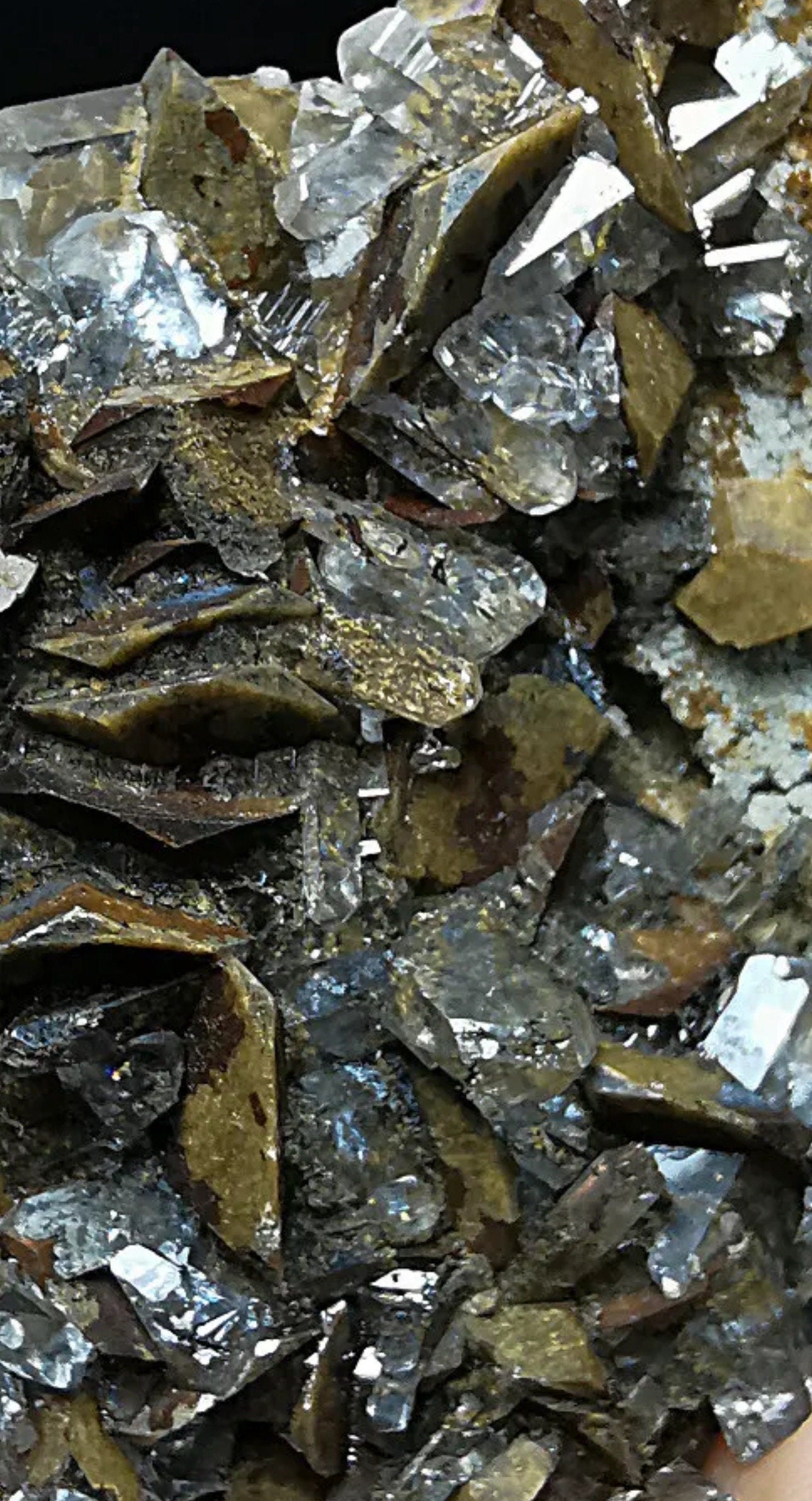 70 Grams Brown siderite with an uncommon needle tabby like quartz points formation