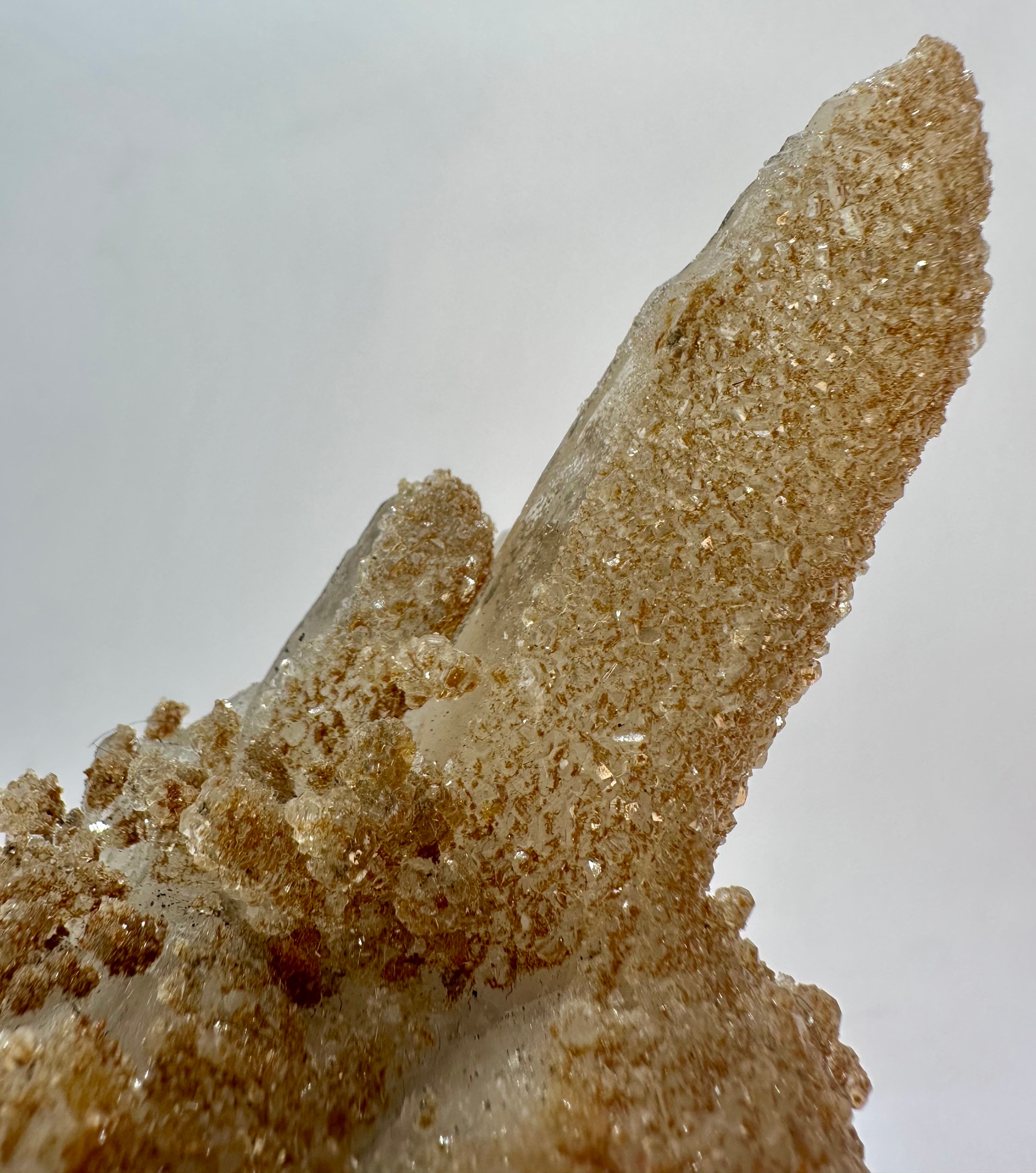 Recent Discovered Tan Micro‑Apophyllite Encrusting Quartz — Fengjiashan Mine, Hubei, China